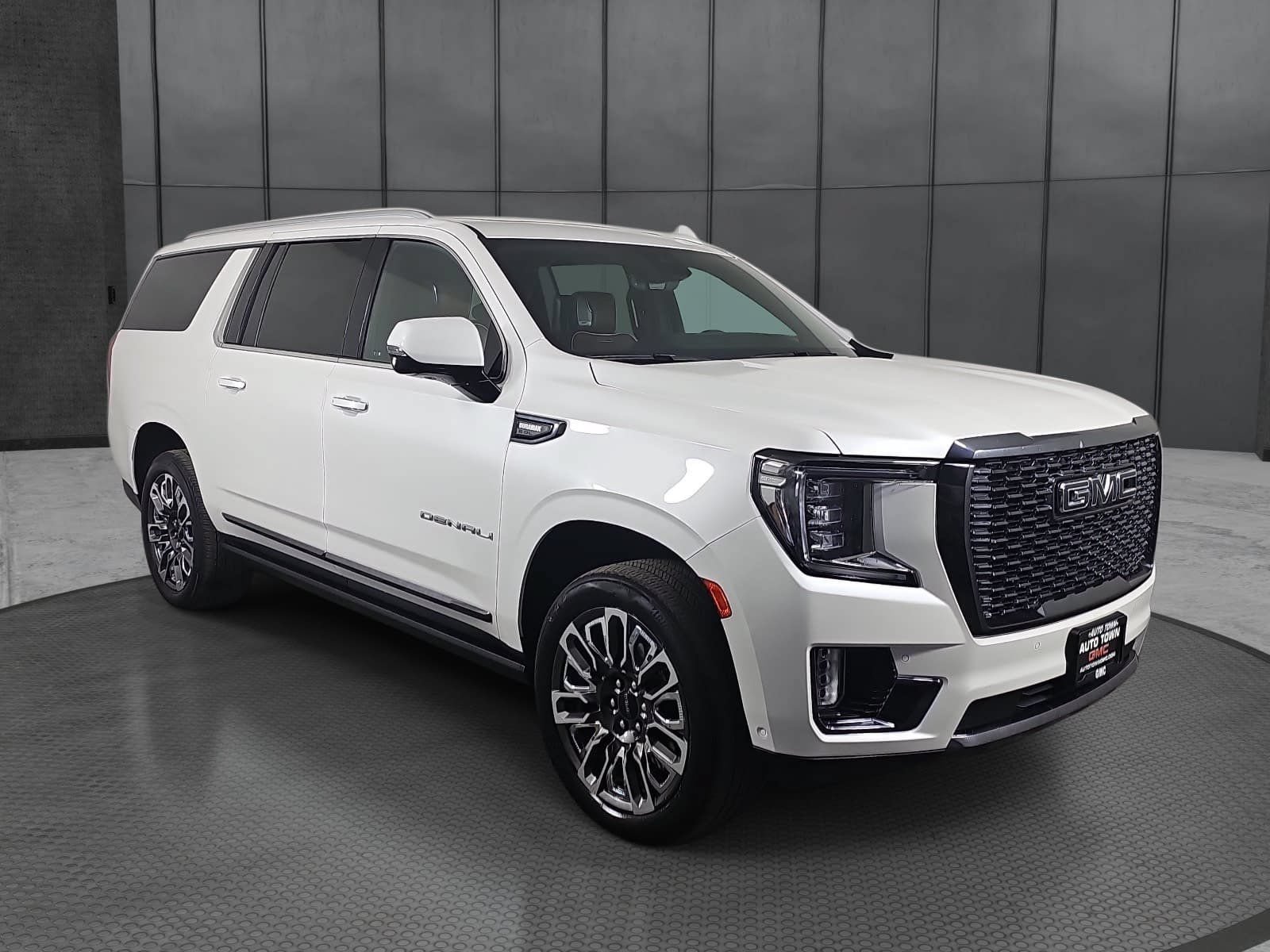 Used 2023 GMC Yukon XL Denali Ultimate AWD/4WD image 3