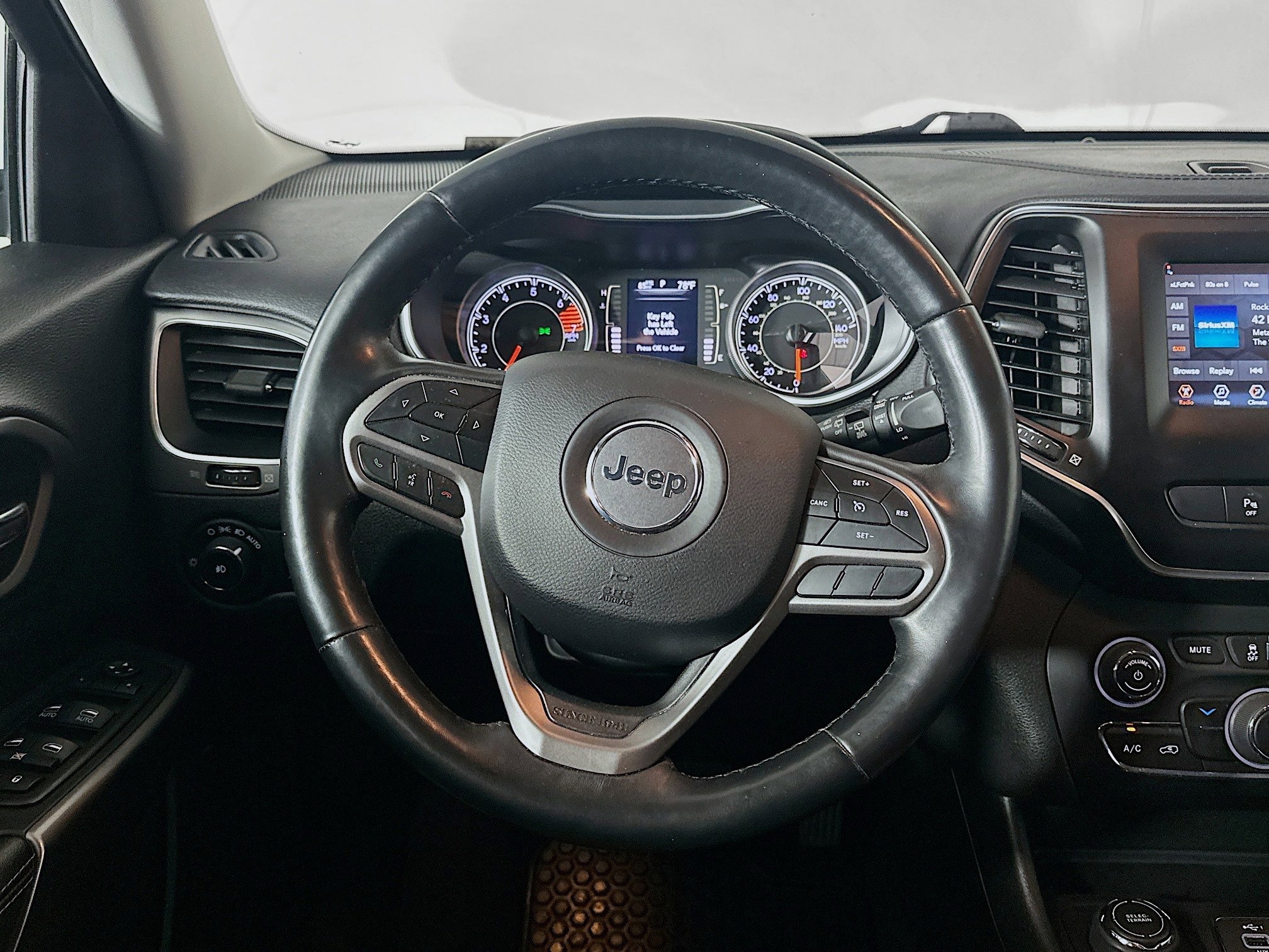 Used 2019 Jeep Cherokee Latitude Plus w/ Cold Weather Group AWD/4WD image 18