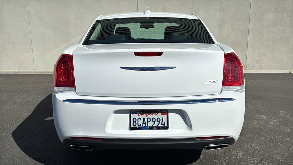 Used 2018 Chrysler 300 Touring L image 3