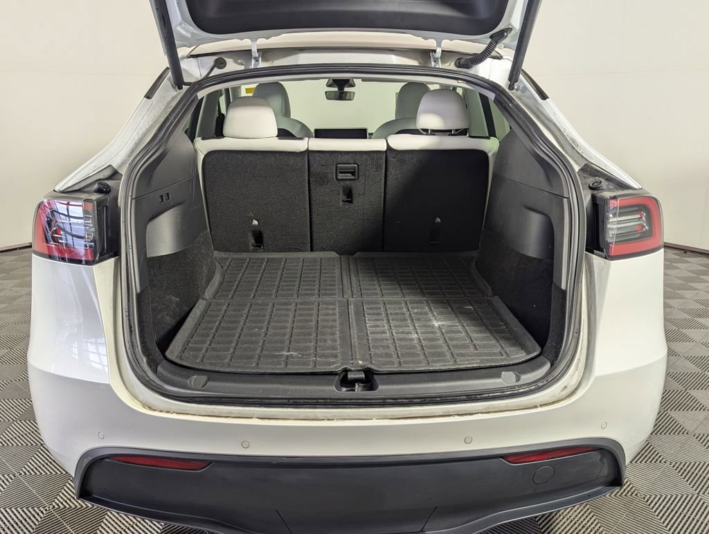 Used 2022 Tesla Model Y Long Range image 19