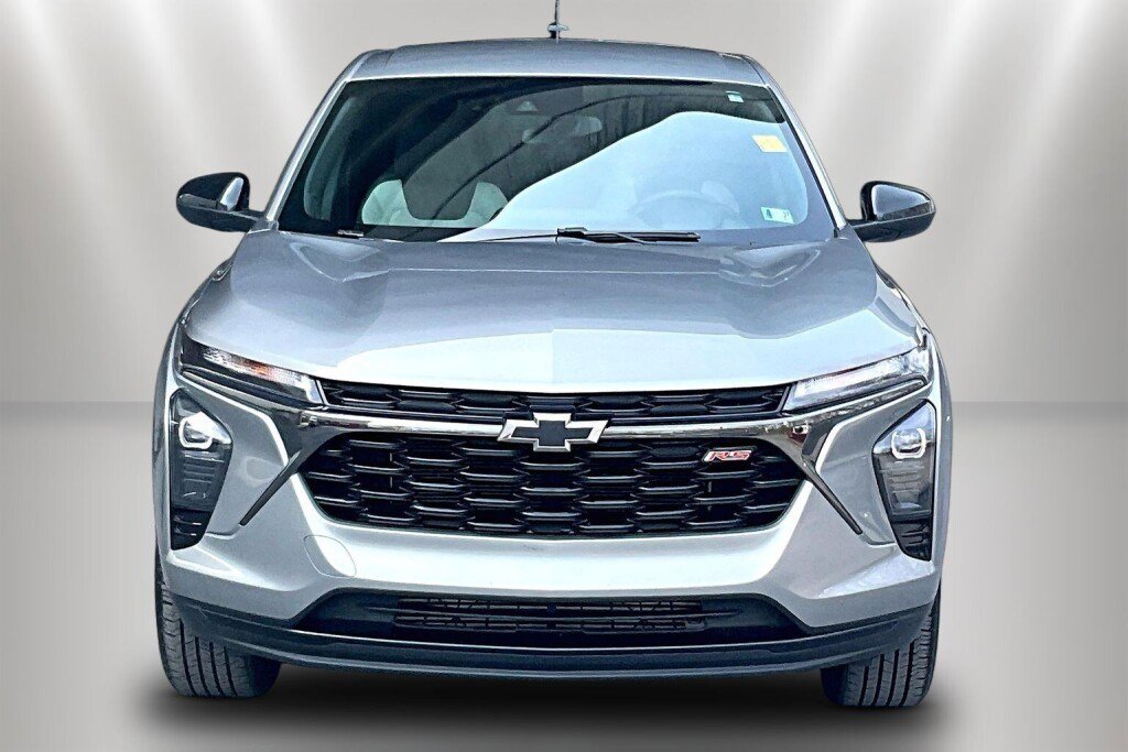 Used 2024 Chevrolet Trax RS FWD image 2