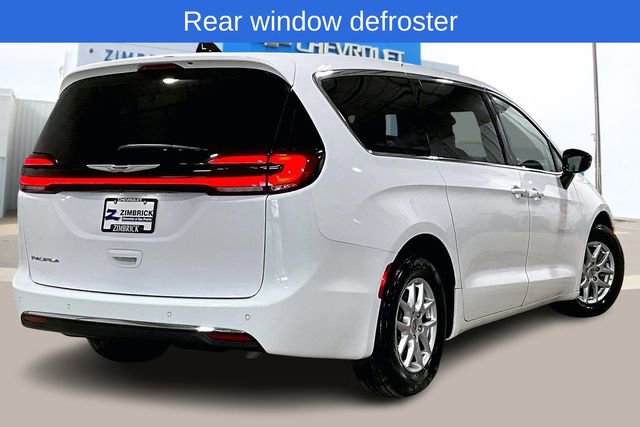 Used 2024 Chrysler Pacifica Touring-L image 8
