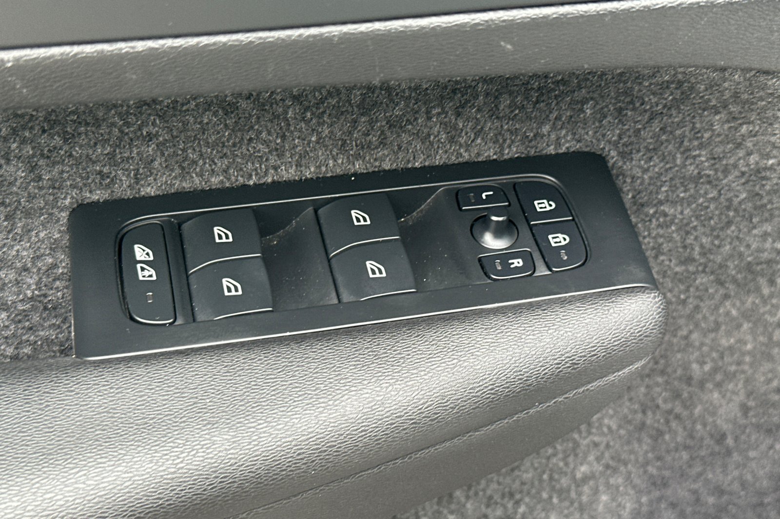 Certified 2023 Volvo C40 P8 Recharge Plus AWD/4WD image 12