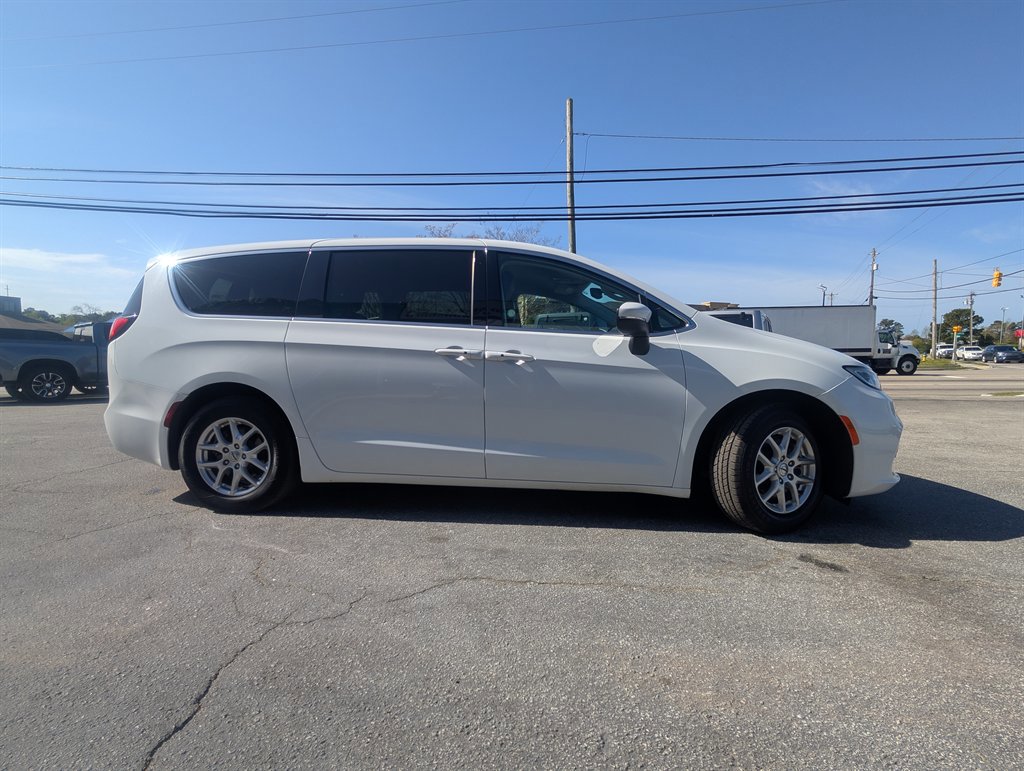 Used 2023 Chrysler Pacifica Touring-L image 4
