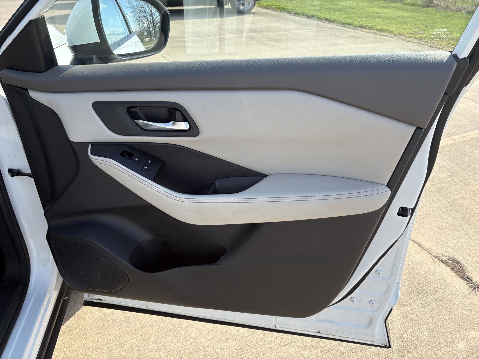 Used 2024 Nissan Rogue SV image 17