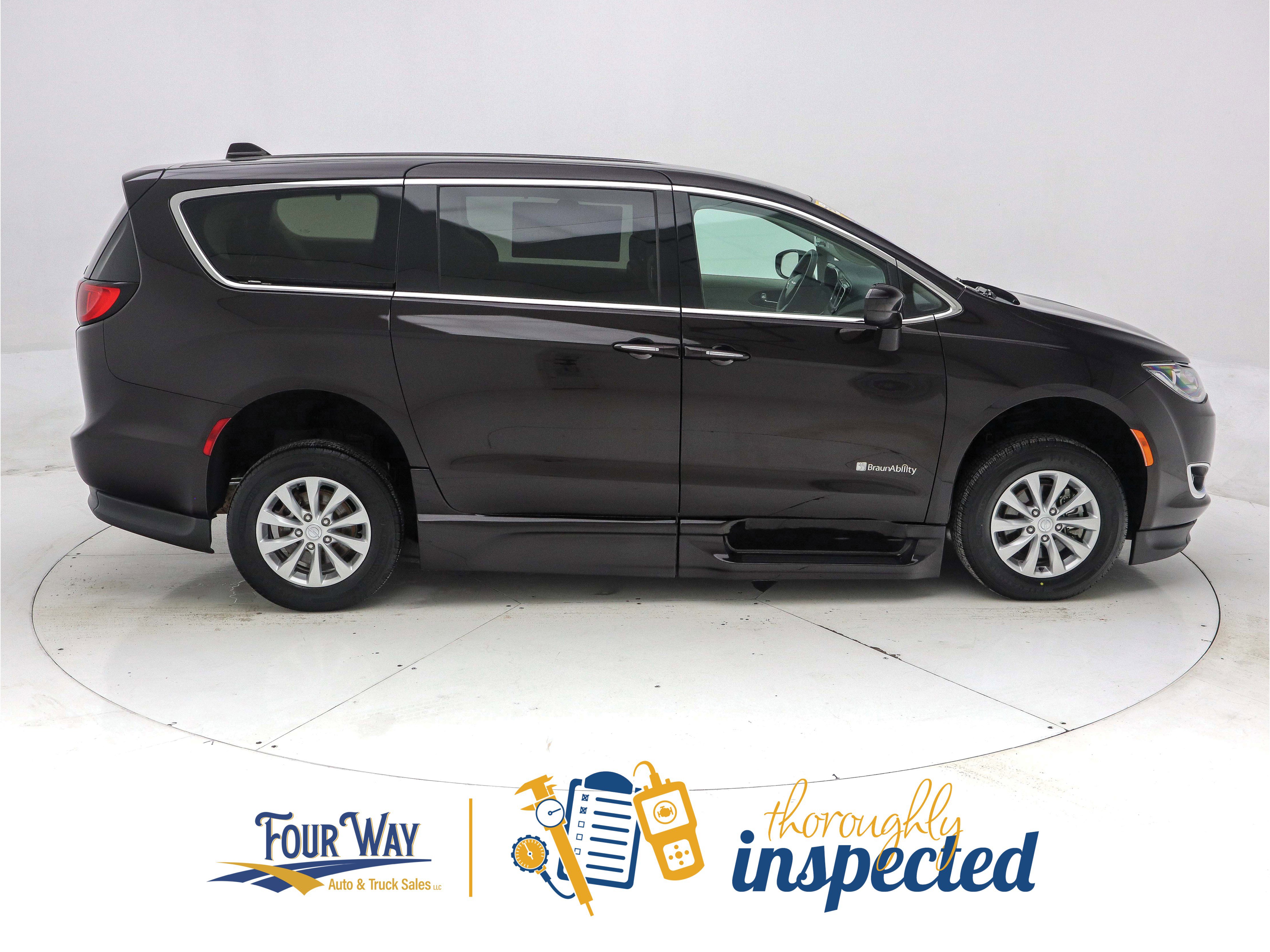 Used 2018 Chrysler Pacifica Touring Plus image 3