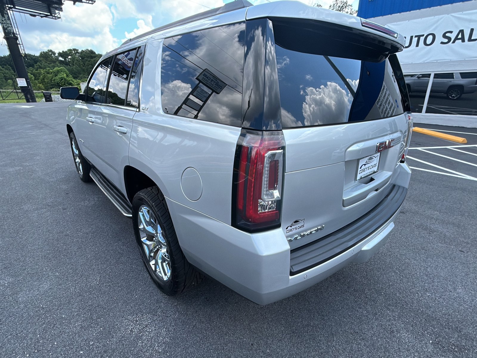 Used 2017 GMC Yukon SLT AWD/4WD image 3