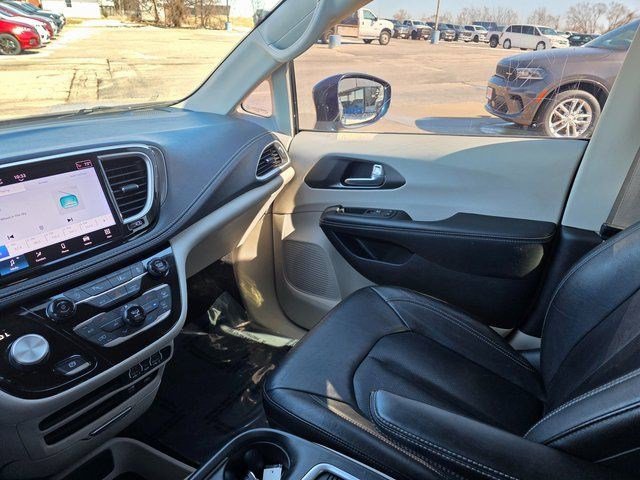 Used 2022 Chrysler Pacifica Touring-L AWD/4WD image 33