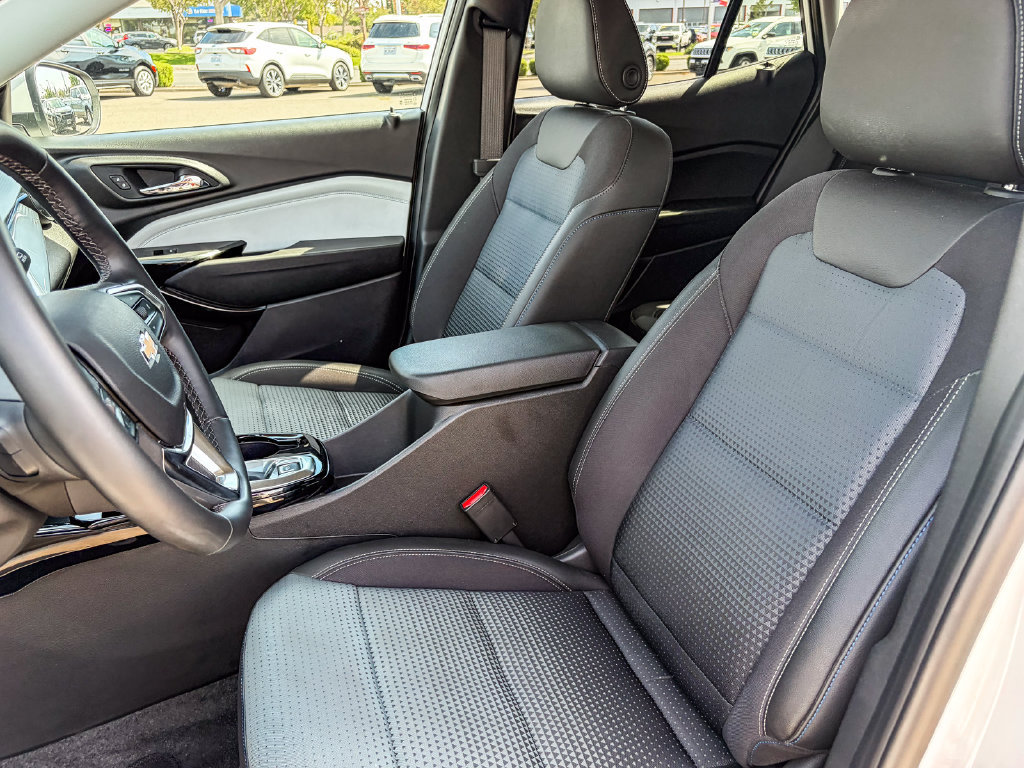 Used 2026 Chevrolet Trax LT w/ LT Convenience Package FWD image 38