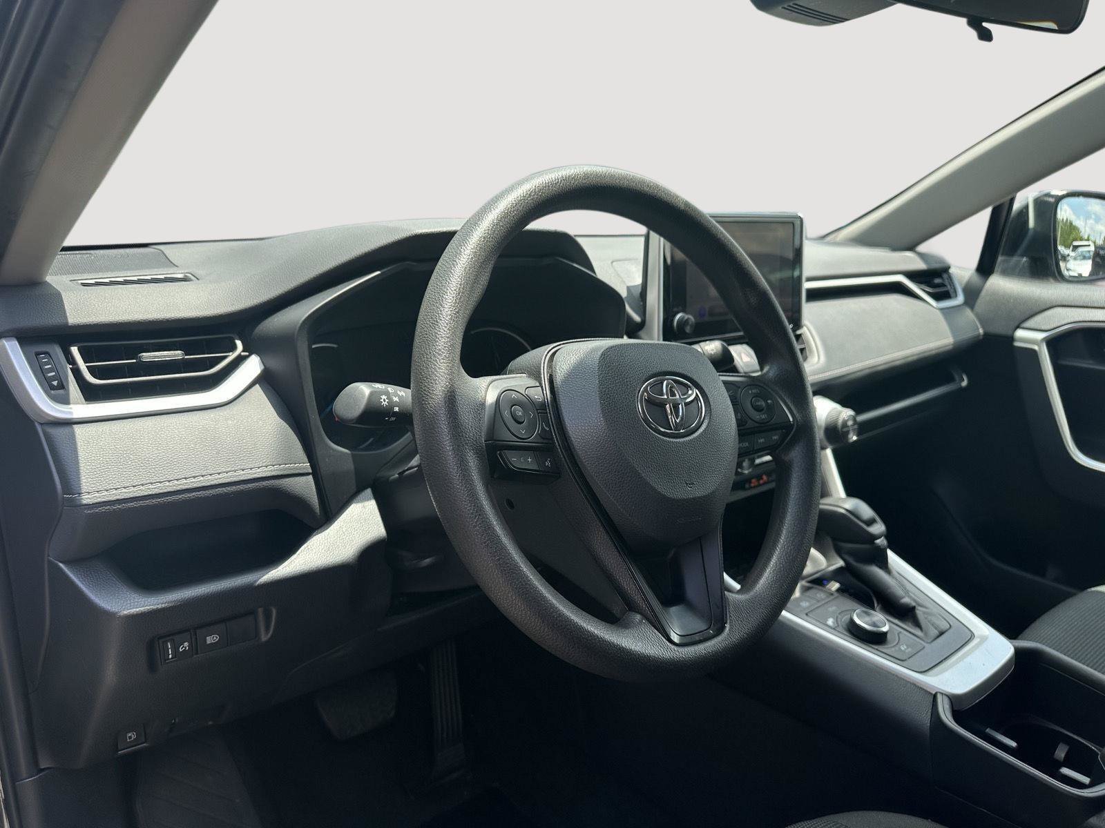 Used 2025 Toyota RAV4 LE AWD/4WD image 11
