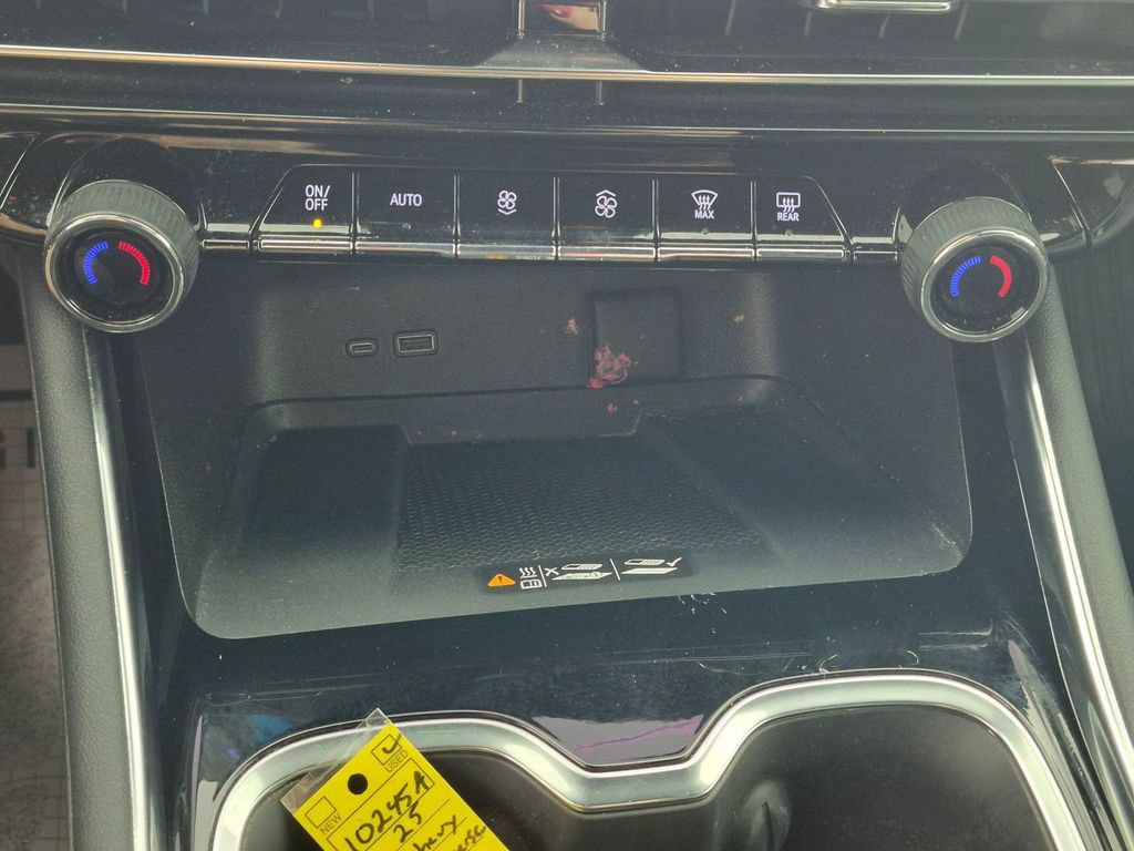 Used 2025 Chevrolet Traverse LT w/ Driver Confidence Package FWD image 21