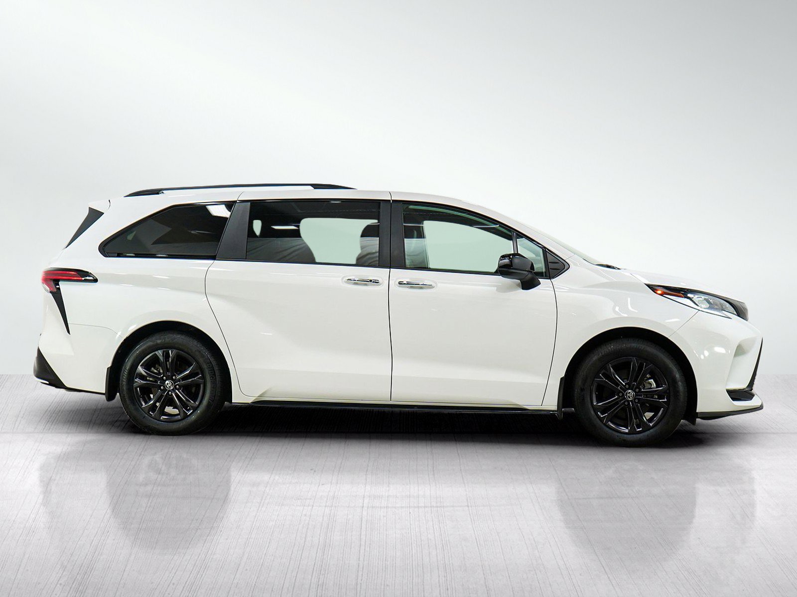 Used 2025 Toyota Sienna XSE AWD/4WD image 6