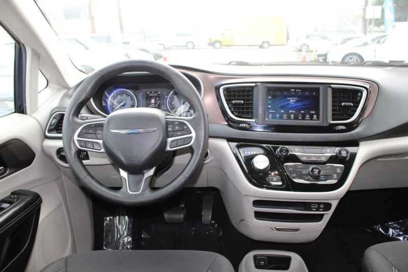 Used 2020 Chrysler Voyager LX image 13