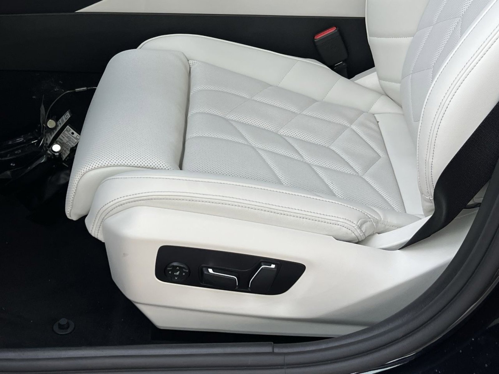 New 2026 BMW 550e xDrive w/ Executive Package image 11