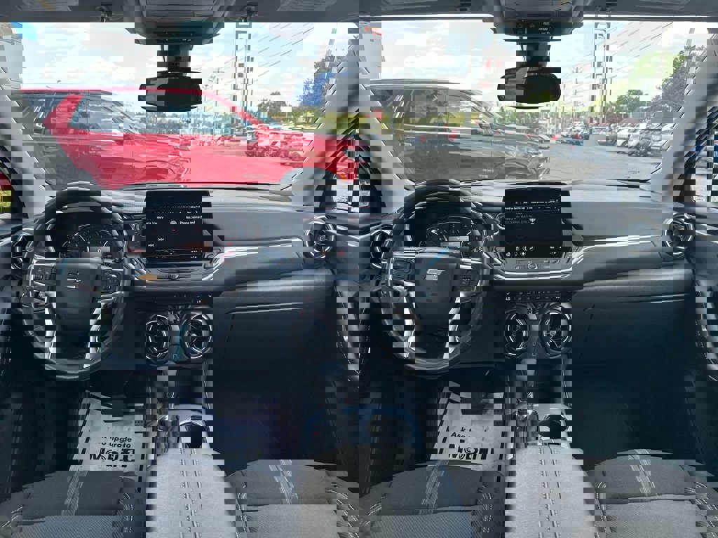 Used 2025 Chevrolet Blazer LT image 2