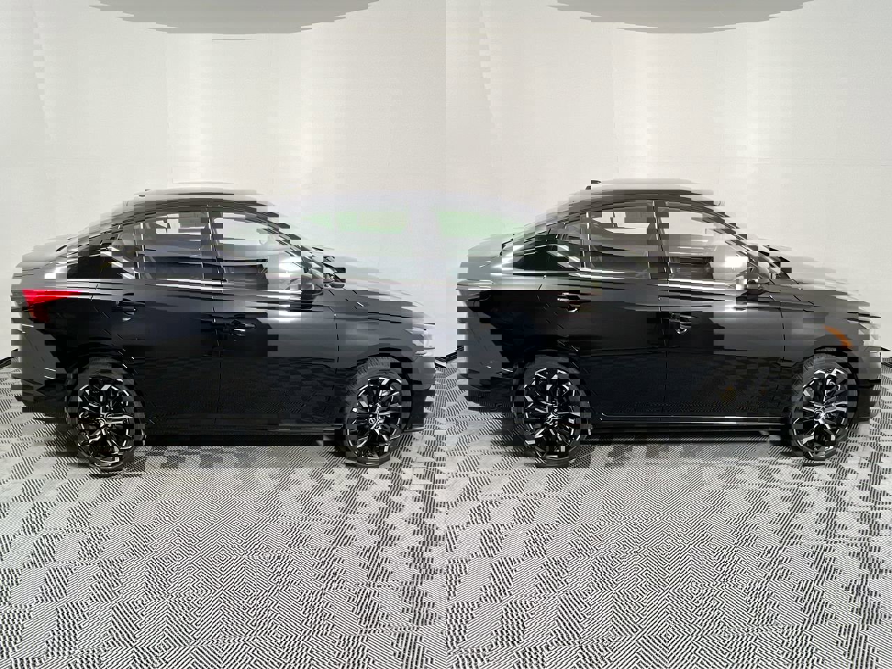 Used 2025 Nissan Altima 2.5 SR image 2