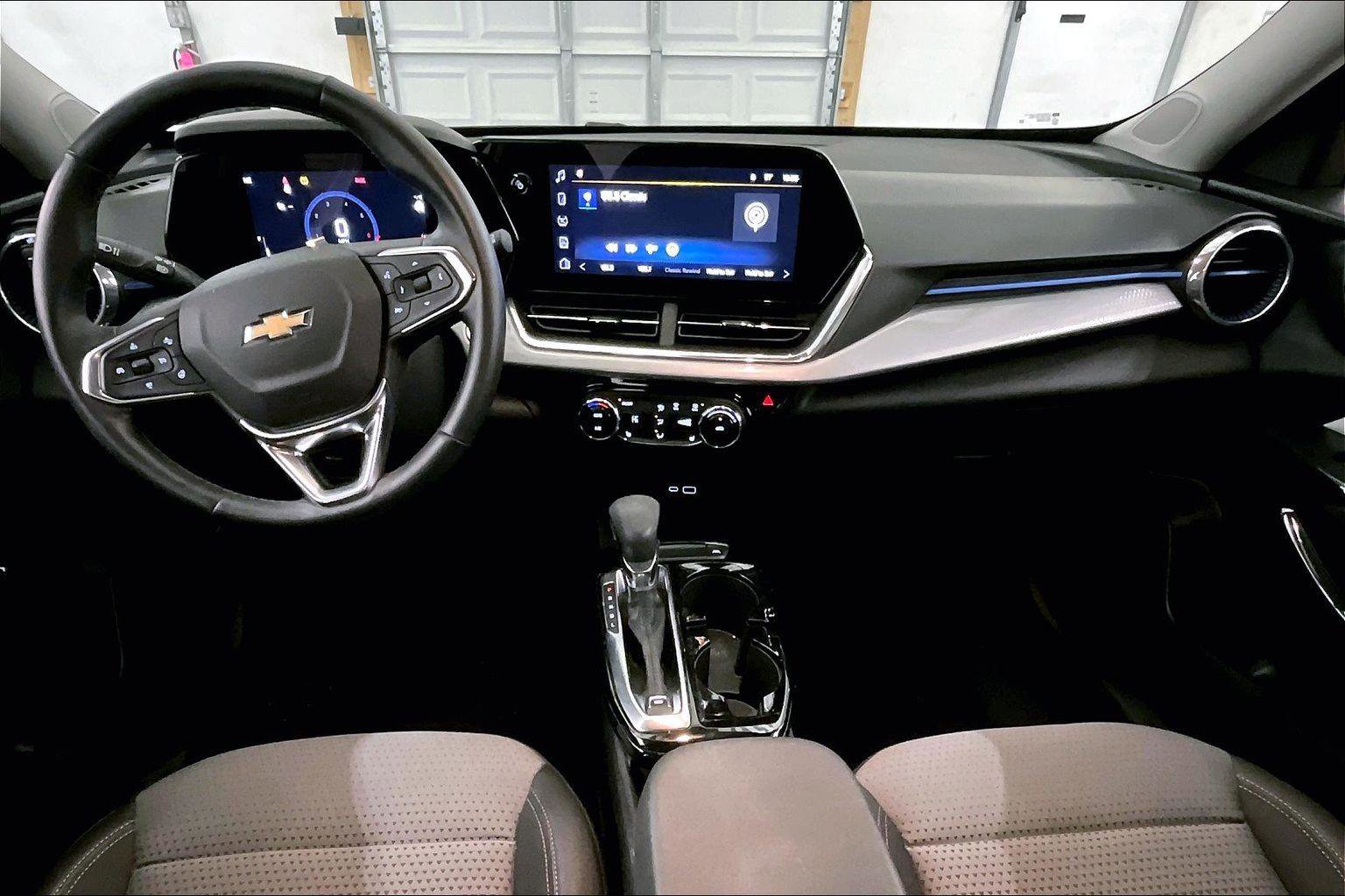 Used 2025 Chevrolet Trax LT w/ LT Convenience Package image 14