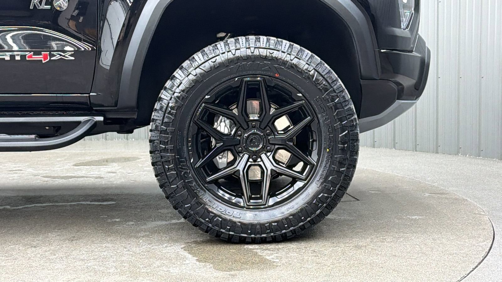 Used 2025 GMC Canyon AT4 w/ AT4X Package image 10