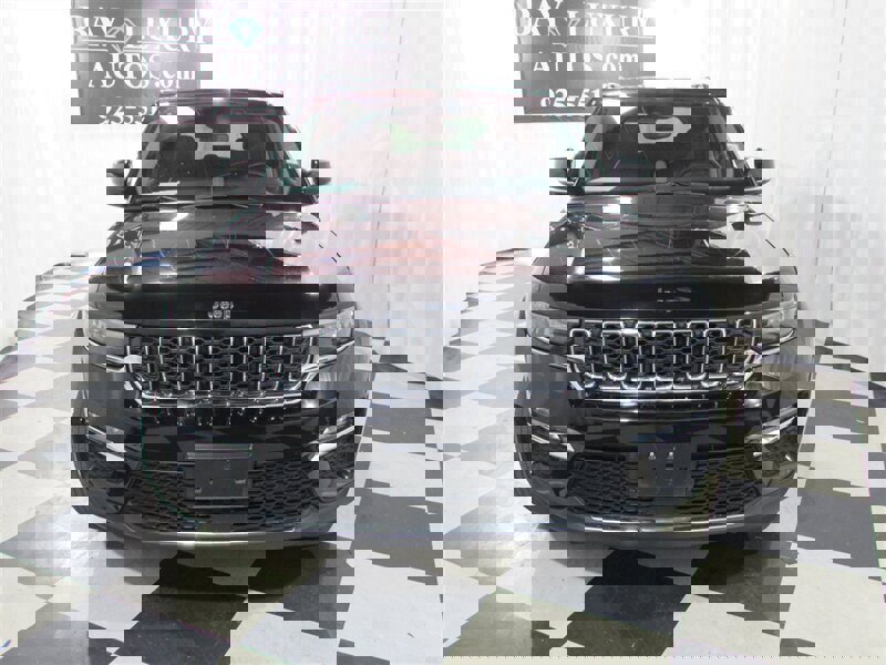 Used 2023 Jeep Grand Cherokee Limited image 4