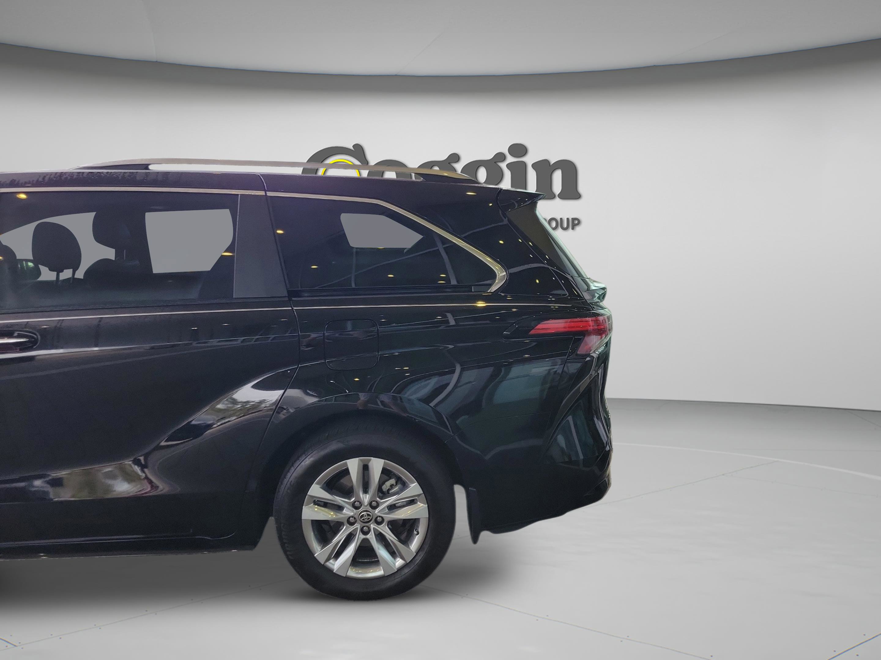 Used 2025 Toyota Sienna Limited image 30