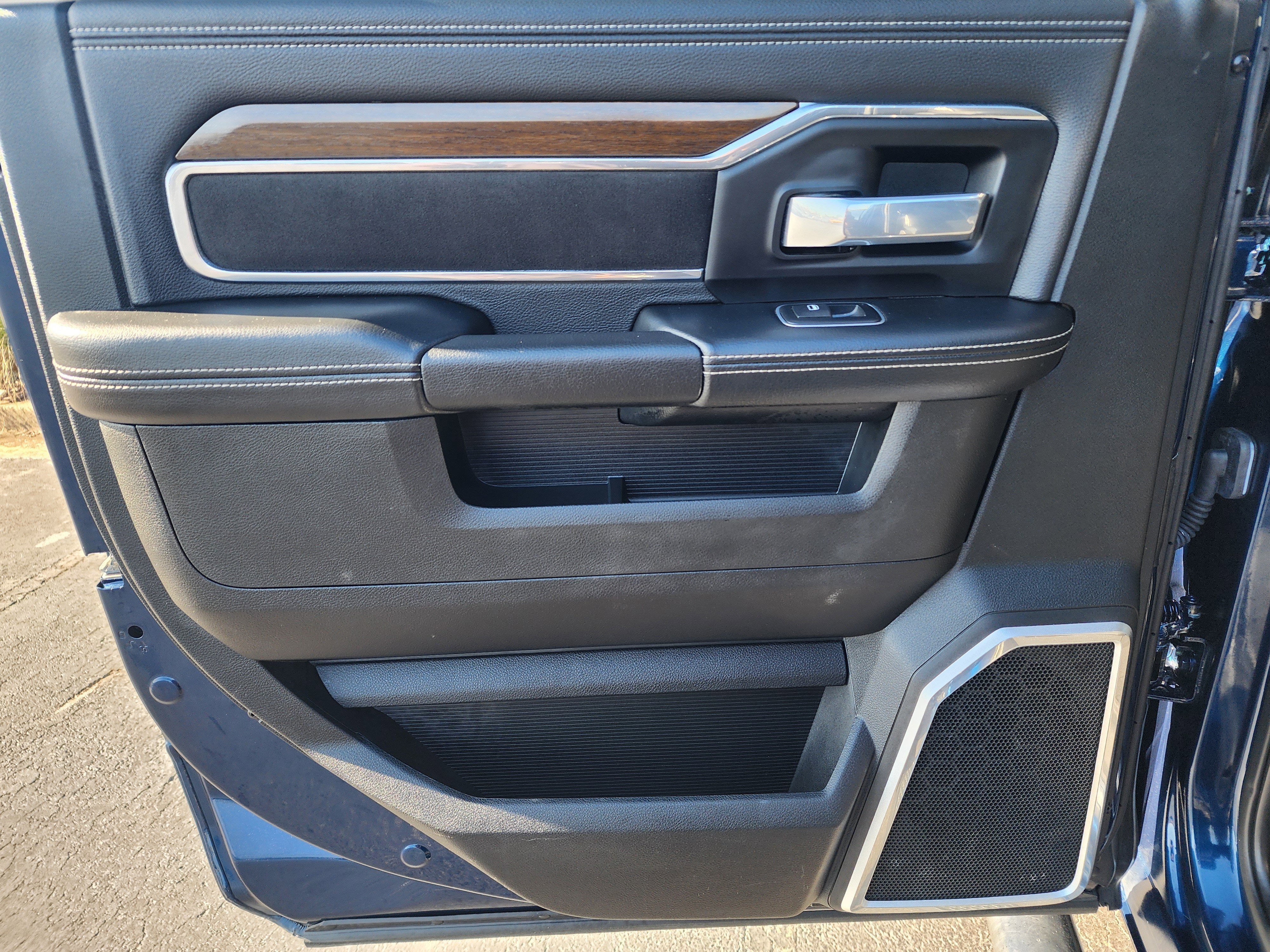 Used 2022 RAM 2500 Laramie w/ Body Color Bumper Group image 19