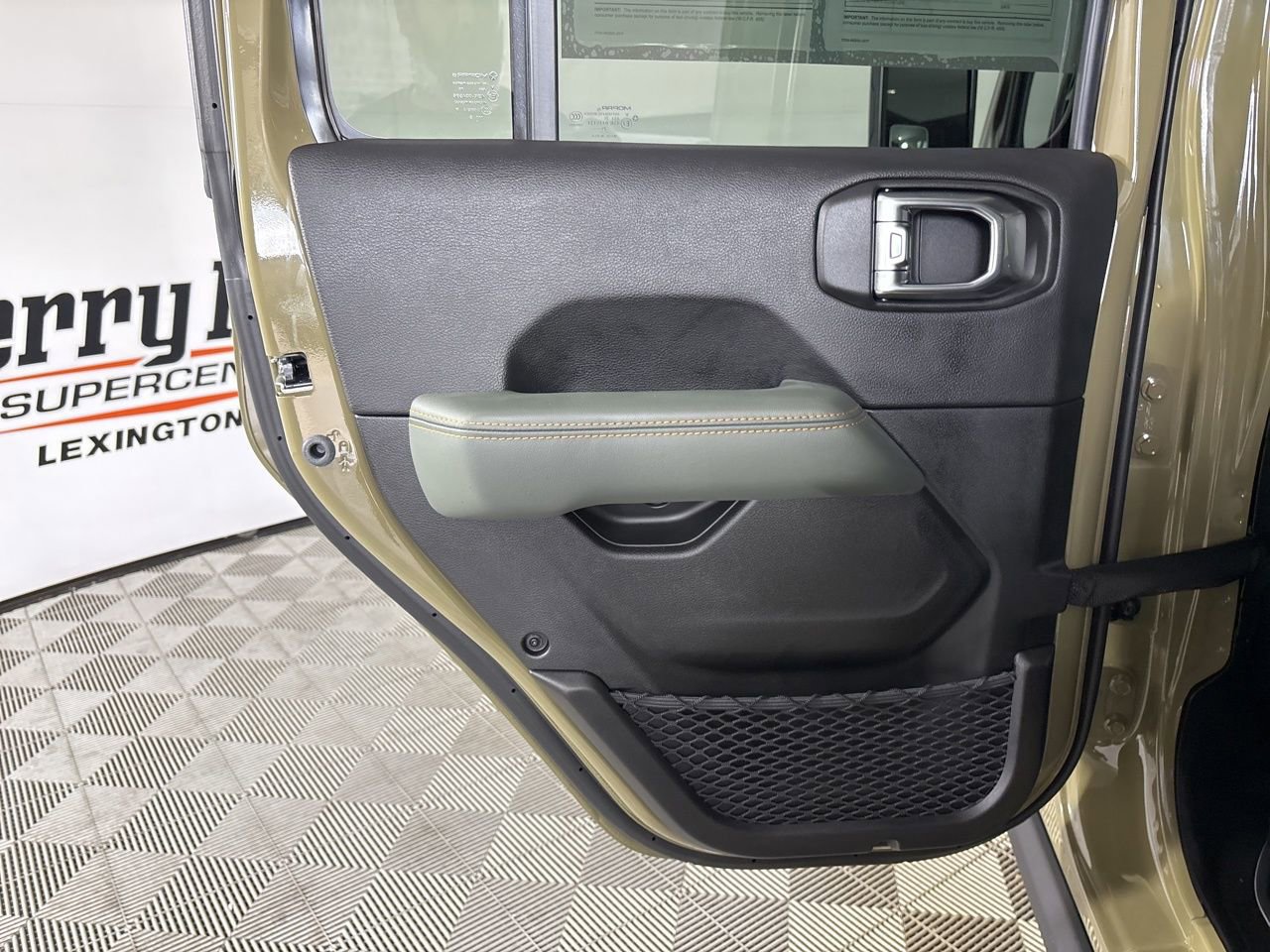 Used 2025 Jeep Gladiator Mojave w/ Convenience Group image 18