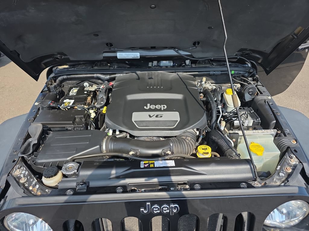 Used 2015 Jeep Wrangler Unlimited Rubicon w/ Dual Top Group AWD/4WD image 23