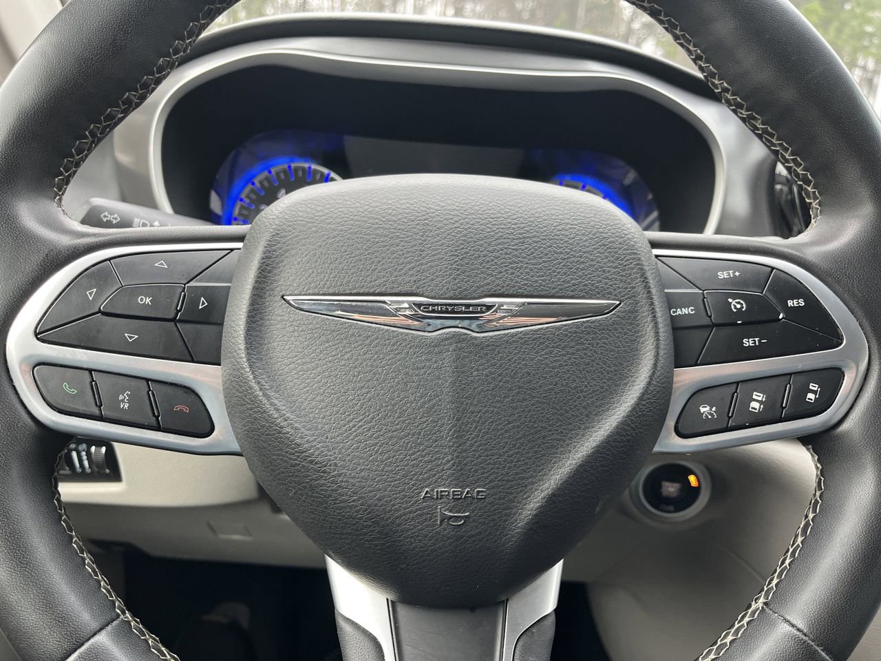 Used 2022 Chrysler Pacifica Touring-L image 9