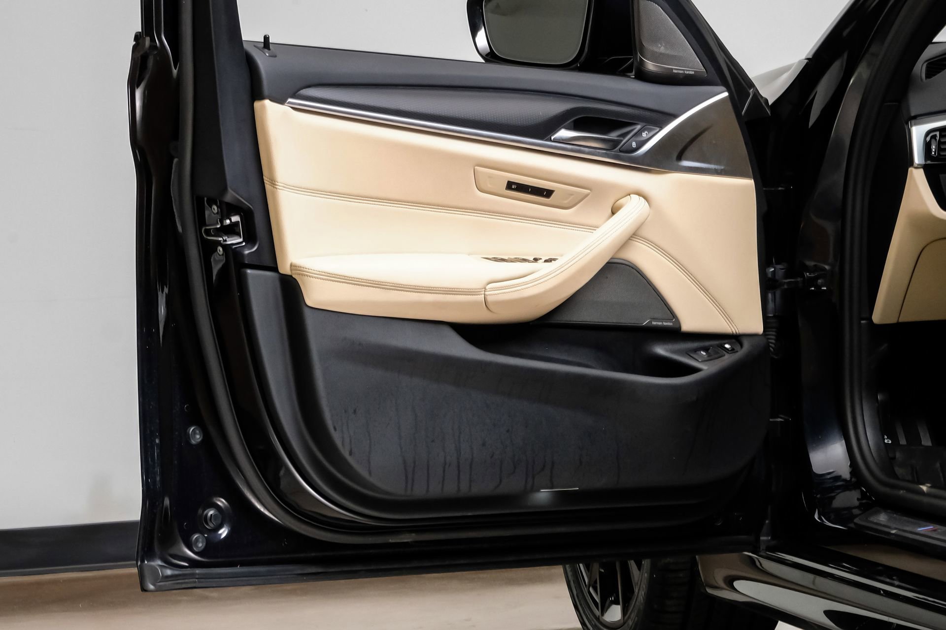 Used 2023 BMW 530e w/ M Sport Package image 45