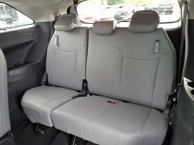 Used 2026 Toyota Sienna XLE FWD image 11