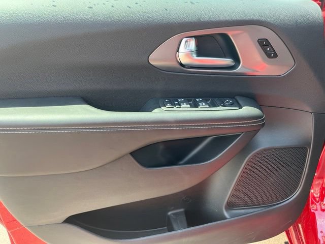 New 2026 Chrysler Pacifica Select AWD/4WD image 12