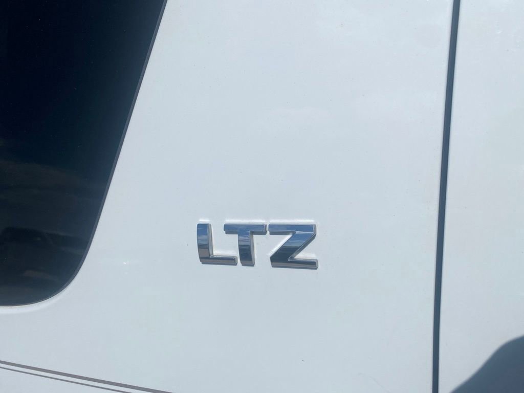 Used 2011 Chevrolet Suburban LTZ RWD image 4