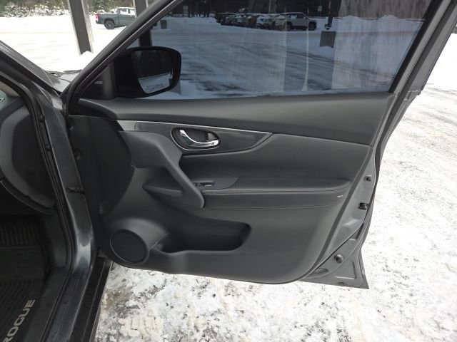 Used 2017 Nissan Rogue SV image 44