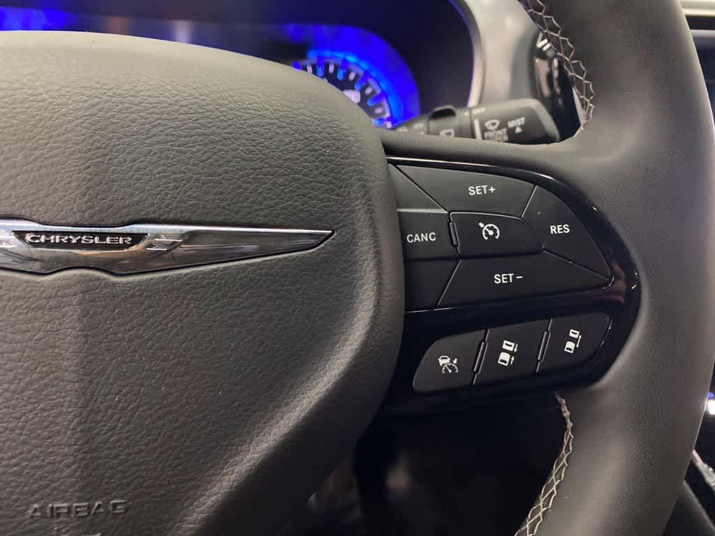 Used 2025 Chrysler Pacifica Limited FWD image 20
