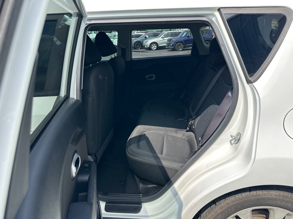 Used 2016 Kia Soul + FWD image 15