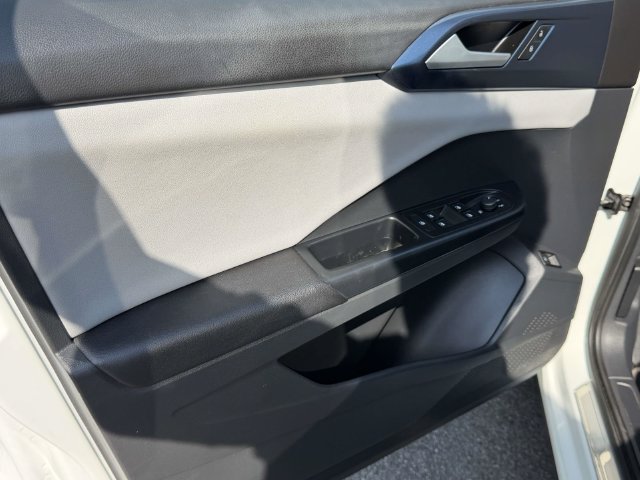 Used 2023 Volkswagen Taos SE w/ Panoramic Sunroof Package AWD/4WD image 16