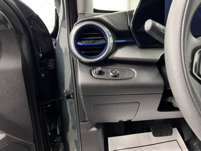 Used 2025 Chevrolet Trax LT image 28