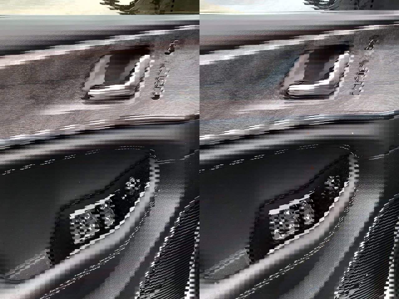 Used 2023 Jeep Grand Cherokee L Overland w/ Advanced Protech Group III image 22