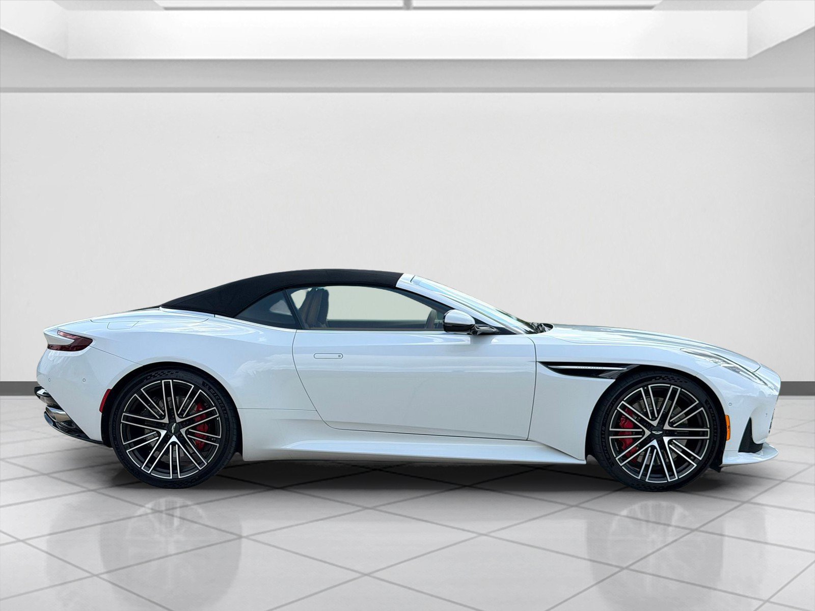 Used 2025 Aston Martin DB12 Convertible RWD image 9