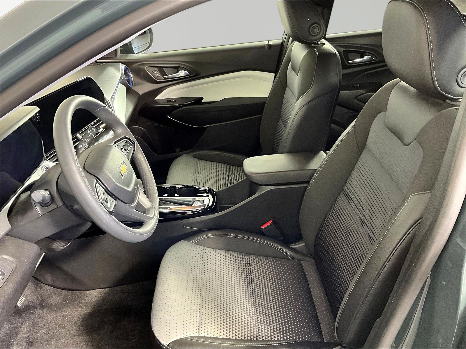 Used 2025 Chevrolet Trax LT FWD image 18