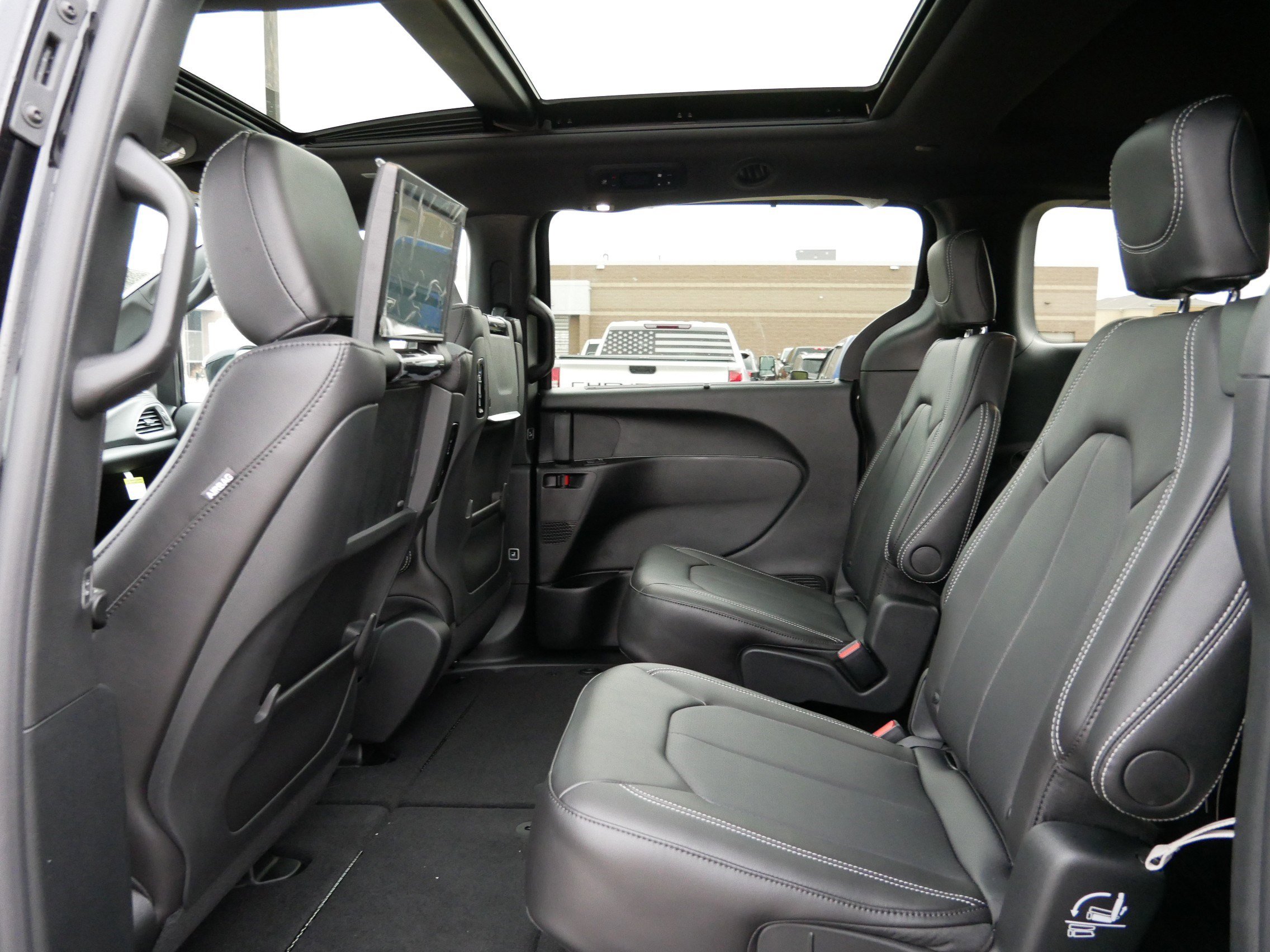 New 2026 Chrysler Pacifica Select image 7