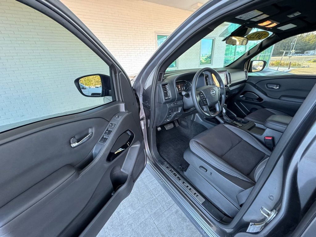 Used 2023 Nissan Frontier SV w/ Midnight Edition Package image 12