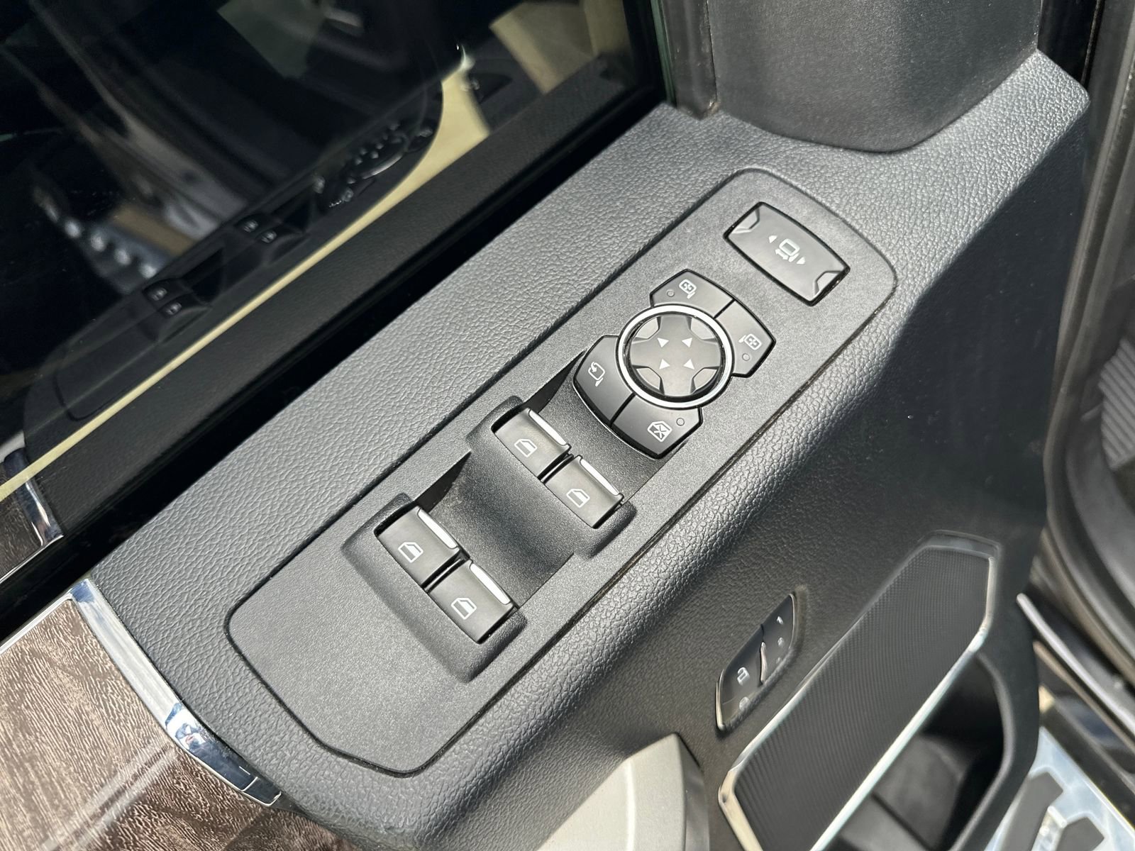 Used 2017 Ford F250 Lariat w/ Chrome Package image 12