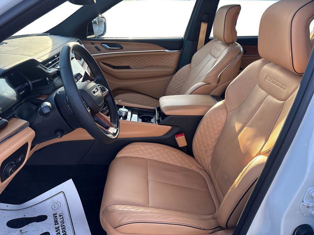 Used 2025 Jeep Grand Cherokee L Summit AWD/4WD image 9