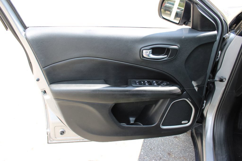 Used 2021 Jeep Compass Latitude w/ Sun and Sound Group AWD/4WD image 9