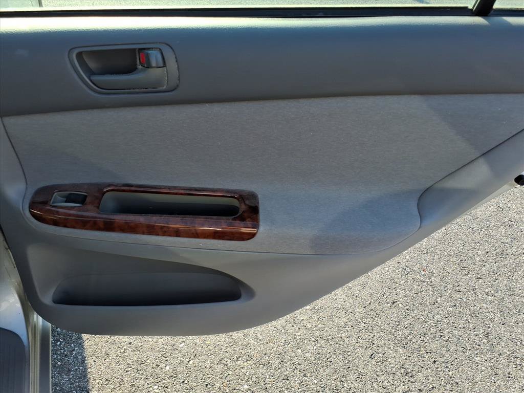 Used 2004 Toyota Camry LE FWD image 19