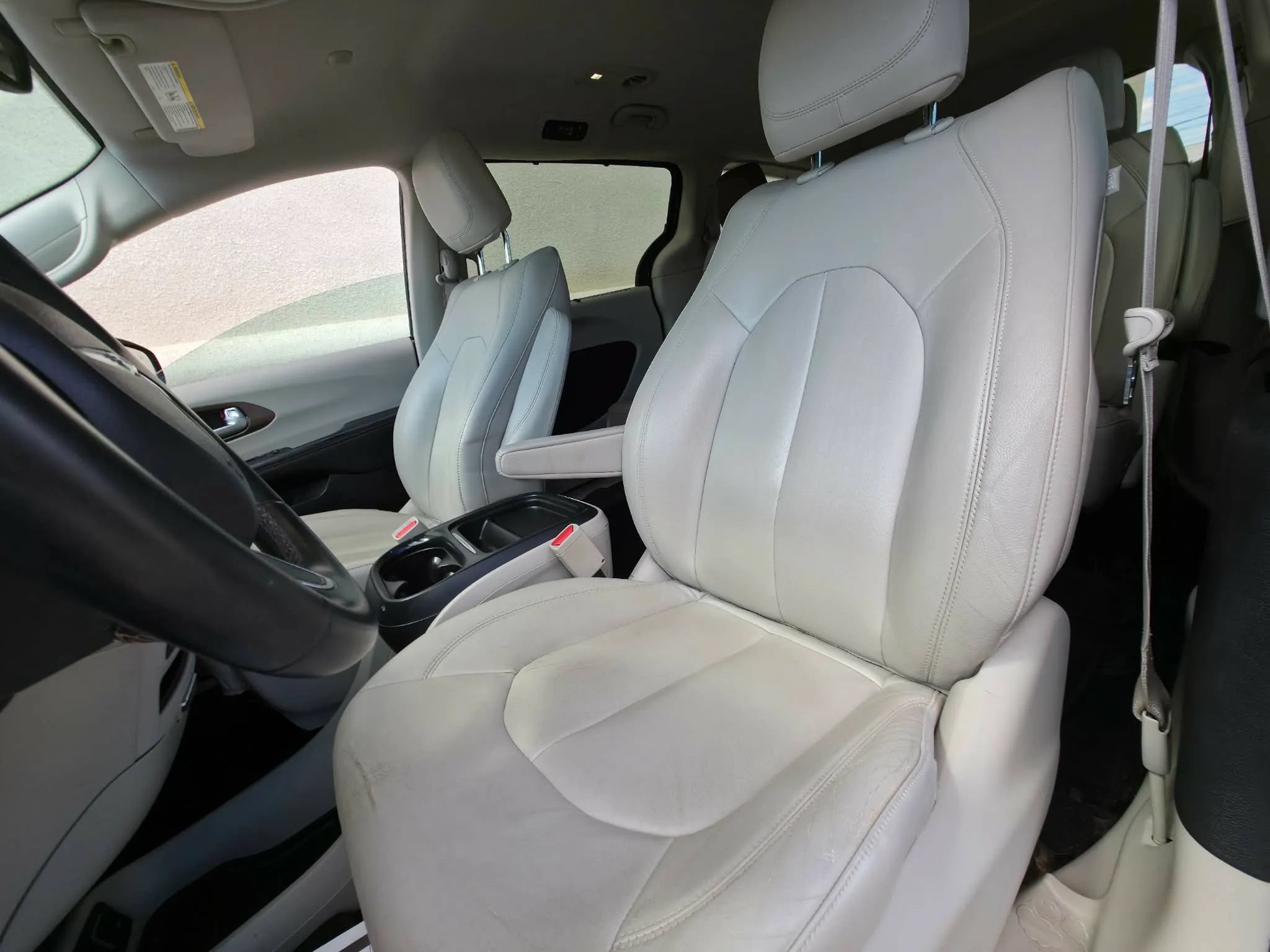 Used 2017 Chrysler Pacifica Touring-L FWD image 10
