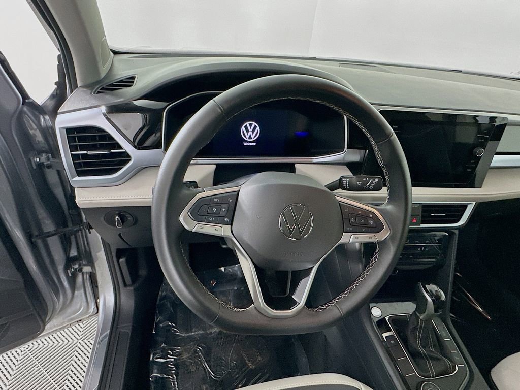 Used 2025 Volkswagen Taos SE image 16