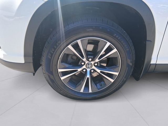 Used 2019 Toyota Highlander LE w/ Carpet Mat Package (TMS) AWD/4WD image 9