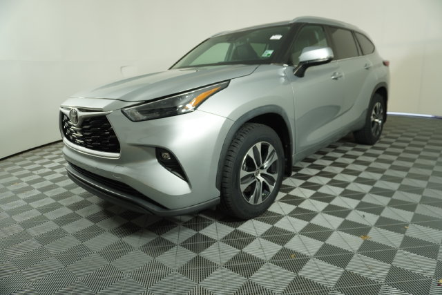 Used 2023 Toyota Highlander XLE FWD image 3